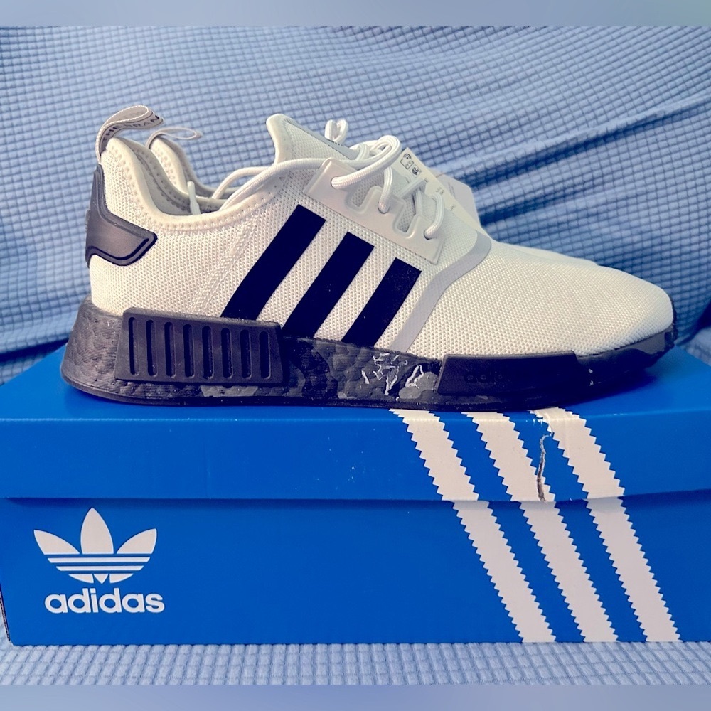 🚨Brand New w/Tags Mens Adidas NMD R1 Primeblue White Black Camo